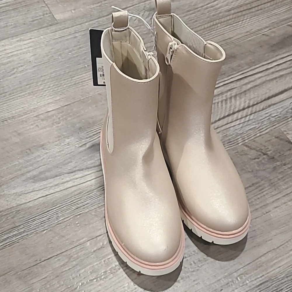 RESTOCKED Art Class Ivory Laurel Chelsea Boots